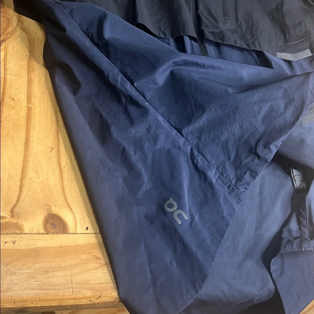 On Running Two-Tone Navy and Black Lightweight Running Jacket - Picture 7 of 16